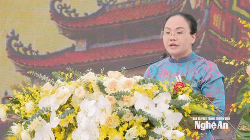 Đồng chí Nguyễn Thị Phương Thảo - Phó Bí thư Đảng ủy, Chủ tịch UBND xã Hợp Minh phát biểu khai mạc lễ hội. Ảnh: Hoàng Hiếu