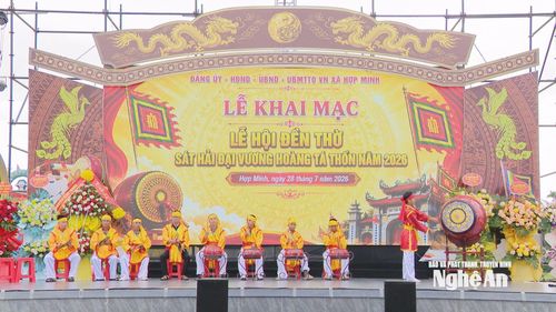 Màn trống khai mạc Lễ hội Đền thờ Sát Hải Đại vương Hoàng Tá Thốn. Ảnh: Hoàng Hiếu