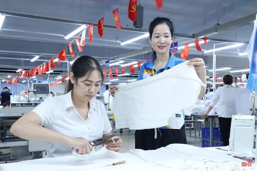 Hoạt động sản xuất tại Xí nghiệp May 10 Hà Tĩnh (KKT Vũng Áng).