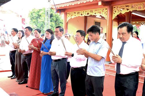 Lãnh đạo xã Cẩm Xuyên và các đại biểu dâng hương tưởng nhớ các bậc tiền nhân.
