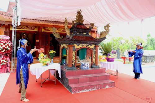 Các đại biểu, đông đảo Nhân dân và du khách thập phương đã thực hiện các nghi thức của lễ hội Kỳ phúc Lục ngoạt theo truyền thống.