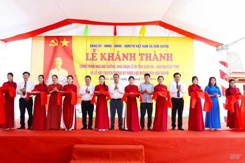Các đại biểu thực hiện nghi thức cắt băng khánh thành nhà bái đường, nhà soạn lễ cùng các hạng mục phụ trợ tại Di tích lịch sử - văn hóa cấp tỉnh đền Hữu Quyền