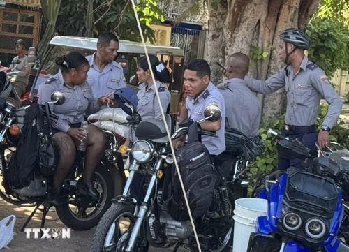 Cảnh sát được triển khai để đảm bảo an ninh. (Ảnh: Việt Hùng/TTXVN)