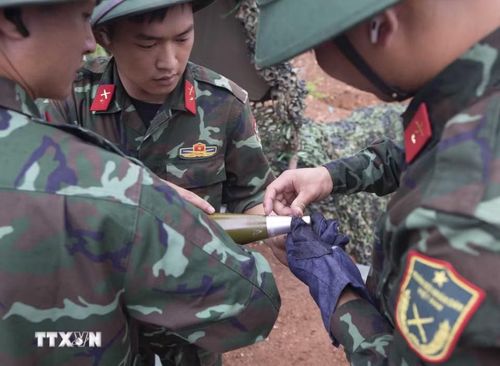 Chiến sỹ thực hiện thao tác rút chốt an toàn súng không giật (DKZ) trước khi khai hỏa. Ảnh: Hoàng Hùng - TTXVN.