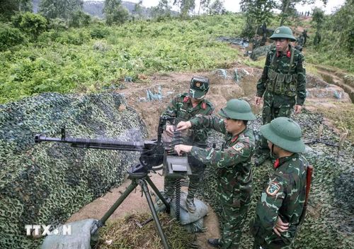 Chiến sỹ khẩu đội súng máy phòng không 12,7mm thực hành bắn mục tiêu. (Ảnh: Hoàng Hùng/TTXVN)