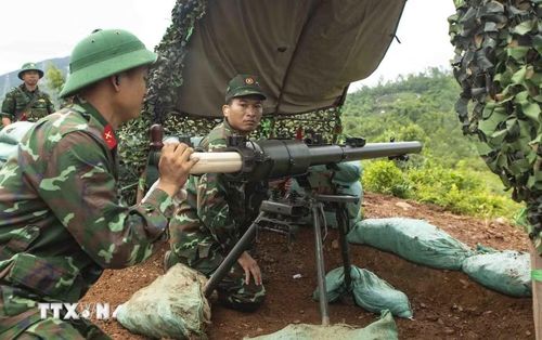 Chiến sỹ nạp đạn súng không giật (DKZ) trong diễn tập chiến thuật có thực hành bắn đạn thật của Sư đoàn 304. (Ảnh: Hoàng Hùng/TTXVN)