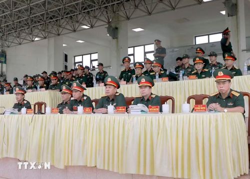 Lãnh đạo Quân khu 2 và các đại biểu theo dõi cuộc diễn tập chiến thuật có thực hành bắn đạn thật của Sư đoàn 304. (Ảnh: Hoàng Hùng/TTXVN)