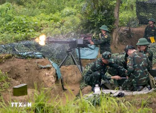 Khẩu đội súng không giật (DKZ) khai hỏa tiêu diệt mục tiêu trong diễn tập chiến thuật có thực hành bắn đạn thật của Sư đoàn 304. (Ảnh: Hoàng Hùng/TTXVN)