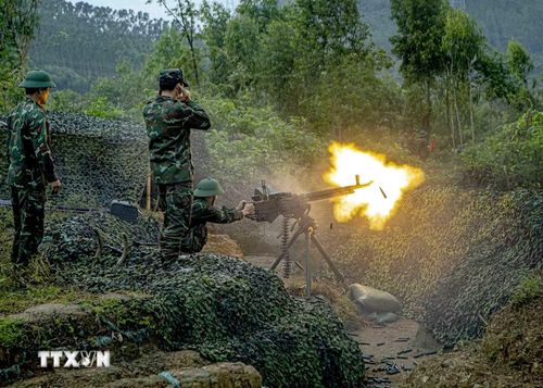 Khẩu đội súng máy phòng không 12,7mm cơ động vào trận địa, thực hành tiêu diệt mục tiêu trong diễn tập chiến thuật có thực hành bắn đạn thật của Sư đoàn 304. (Ảnh: Hoàng Hùng/TTXVN)
