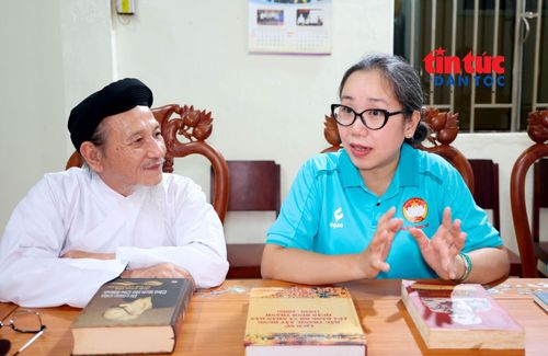 Bà Hoàng Mai Quỳnh Hoa, Chủ tịch Ủy ban MTTQ Việt Nam phường Bình Thạnh luôn dành thời gian trò chuyện, tìm hiểu tâm tư, nguyện vọng với các vị chức, chức việc trong các Tôn giáo trên địa bàn.