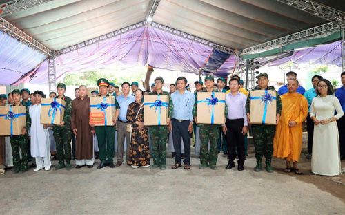 Lãnh đạo phường Bình Thạnh, cùng đại diện các cơ sở Tôn giáo trên địa bàn tặng quà cho các chiến sĩ đang làm nhiệm vụ tìm kiếm hài cốt liệt sĩ ở công viên Lê Thị Riêng, TP Hồ Chí Minh.