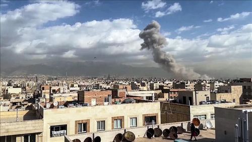 Khói bốc lên sau một vụ không kích tại Tehran, Iran. Ảnh: ANI/TTXVN phát