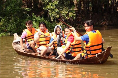 Du khách trải nghiệm dỡ chà cá. Ảnh: Hồng Nhung/TTXVN