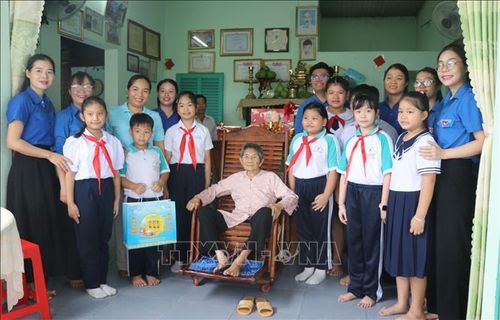 Đoàn viên, thanh niên, học sinh trên địa bàn thành phố Đồng Nai đến thăm, chúc sức khỏe Mẹ Việt Nam Anh hùng Hồ Thị Vàng theo thông tin được tích hợp trên Bản đồ tri ân.