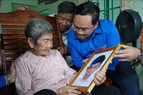 Mẹ Việt Nam Anh hùng Hồ Thị Vàng xúc động khi nhận được hình phục dựng của con trai là liệt sĩ Nguyễn Văn Dậy.