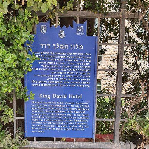 Bảng tưởng niệm bên ngoài Khách sạn King David ghi vụ đánh bom năm 1946 khiến 91 người thiệt mạng. Ảnh: Wikimedia Commons