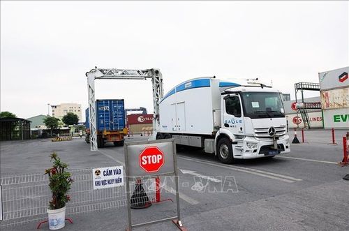Hải quan cửa khẩu cảng Hải Phòng sử dụng máy soi container kiểm tra hàng hóa xuất nhập khẩu. Ảnh minh họa: Vũ Sinh/TTXVN.