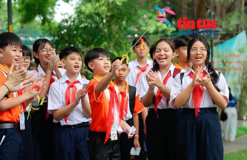 Thiếu nhi Việt Nam - Lào - Campuchia trải nghiệm trò chơi dân gian "Ném còn" sau lễ khai mạc Liên hoan.