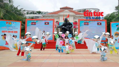 Một tiết mục văn nghệ chào mừng các đại biểu thiếu nhi tham dự Liên hoan Thiếu nhi 3 nước Việt Nam - Lào - Campuchia.
