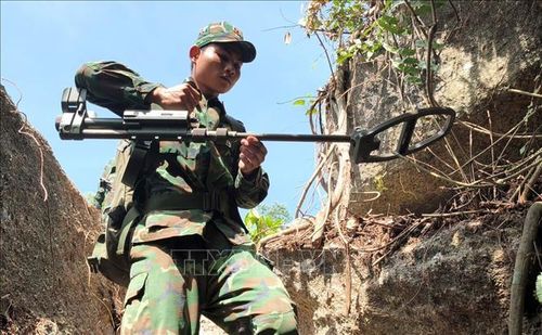 Triển khai rà soát bom mìn, đảm bảo an toàn trước khi tổ chức tìm kiếm, quy tập hài cốt liệt sĩ tại hang Đá Sập (xã Hà Nha, thành phố Đà Nẵng). Ảnh: Quốc Dũng/TTXVN
