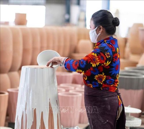 Thiếu lao động trẻ là một trong những khó khăn của các làng gốm truyền thống.