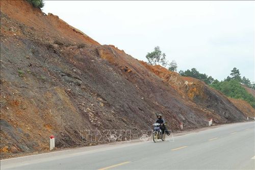 Taluy dương chưa được gia cố gây sụt trượt đất xuống mặt đường quốc lộ 4B, đoạn từ Km18 đến Km80, ảnh hưởng tới người tham gia giao thông.