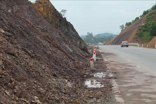Do taluy dương chưa được gia cố bằng bê tông nên nhiều điểm trên Quốc lộ 4B, đoạn từ Km18 đến Km80, bị sạt lở đất xuống lòng đường do mưa lớn.