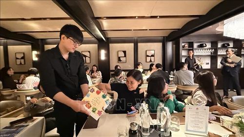 Khách mời, KOL tham gia hoạt động trải nghiệm (workshop) viết thẻ may mắn Ema Mikuji của tỉnh Shimane (Nhật Bản).