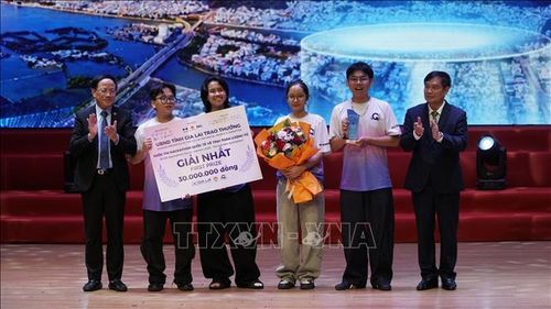 Phó trưởng Ban Tuyên giáo và Dân vận Trung ương Phan Xuân Thủy và Chủ tịch UBND tỉnh Gia Lai Phạm Anh Tuấn trao giải nhất cho Cuộc thi.