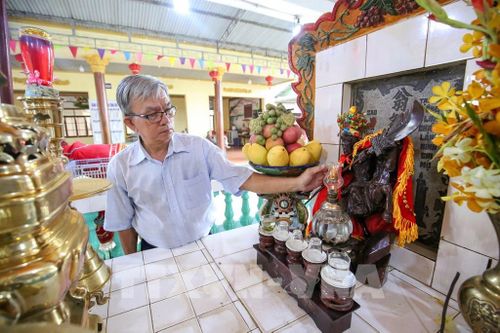 Ông Huỳnh Văn Mộc, Phó Trưởng Ban Quản lý Khu di tích Lăng mộ Quan lớn Trà Vong giới thiệu về công lao của Quan lớn Trà Vong trong quá trình mở đất, giữ đất ở Tây Ninh. Ảnh: Giang Phương - TTXVN