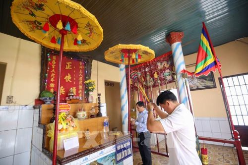 Đền thờ Quan lớn Trà Vong cũng là địa điểm thu hút đông đảo người dân trong và ngoài địa phương đến viếng, thắp nhang, góp phần gìn giữ tín ngưỡng dân gian truyền thống. Ảnh: Giang Phương - TTXVN 