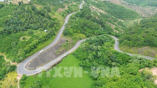 Quốc lộ 28 là tuyến giao thông huyết mạch kết nối khu vực phía Tây với phía Đông tỉnh Lâm Đồng, tạo điều kiện thuận lợi cho giao thương, phát triển kinh tế - xã hội. Ảnh: Nguyễn Huy Thành – TTXVN