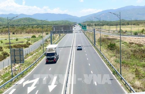 Tuyến cao tốc Vĩnh Hảo - Phan Thiết, đoạn qua khu vực phía Đông tỉnh Lâm Đồng, góp phần tăng cường kết nối liên vùng, rút ngắn thời gian vận chuyển và thúc đẩy phát triển kinh tế - xã hội. Ảnh: Nguyễn Huy Thành – TTXVN