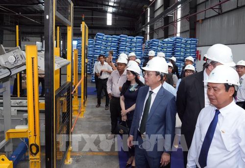 Lãnh đạo tỉnh Vĩnh Long tham quan khu vực sản xuất của Nhà máy thức ăn cá biển và cá nước lạnh của Tập đoàn Hoàng gia De Heus (Hà Lan) tại tuyến công nghiệp Cổ Chiên, tỉnh Vĩnh Long. Ảnh: Phạm Minh Tuấn - TTXVN