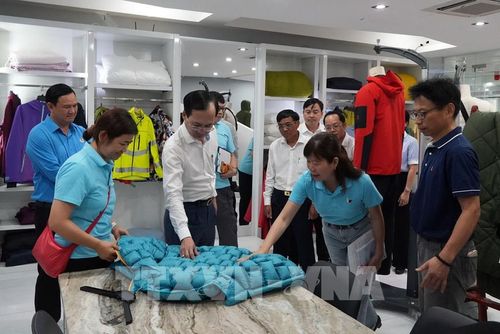Chủ tịch UBND tỉnh Vĩnh Long Trần Trí Quang tham quan Công ty TNHH BOHSING tại Khu công nghiệp Hòa Phú, tỉnh Vĩnh Long. Ảnh: Phạm Minh Tuấn - TTXVN