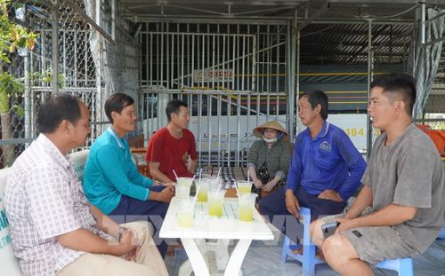 Người dân ở ấp 3T, xã Bình Hàng Trung (Đồng Tháp) bức xúc vì phải sống chung với mùi hôi từ Trại nuôi vịt TT. Ảnh: Nhựt An - TTXVN