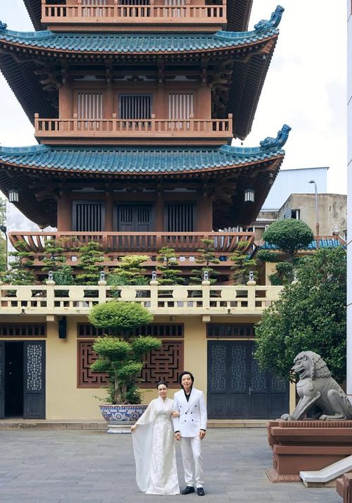 Bộ ảnh cưới mới của Việt Hương và Hoài Phương nhận nhiều lời khen vì ý nghĩa đặc biệt. Ảnh: FBNV