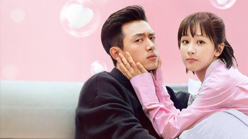 Là một trong những tác phẩm chuyển thể thành công nhất của dòng phim ngôn tình hiện đại, Cá Mực Hầm Mật được xây dựng từ tiểu thuyết của Mặc Bảo Phi Bảo. Dương Tử và Lý Hiện vào vai Đồng Niên và Hàn Thương Ngôn, mang đến câu chuyện tình yêu ngọt ngào trong bối cảnh thể thao điện tử. Đồng Niên - cô gái tài năng và giàu nhiệt huyết đem lòng yêu Hàn Thương Ngôn ngay từ lần gặp đầu tiên. Sự chân thành của cô dần giúp chàng đội trưởng lạnh lùng mở lòng hơn với gia đình, đồng đội và tiếp tục theo đuổi khát vọng chinh phục đỉnh cao e-sports.