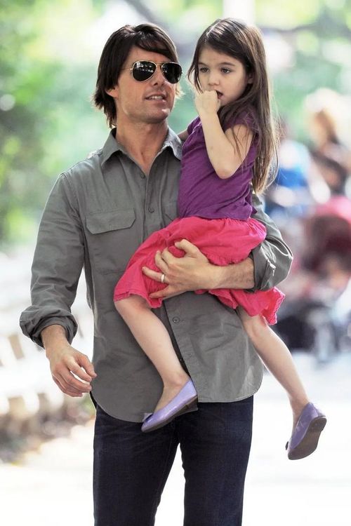 Tom Cruise và Katie Holmes chào đón Suri vào tháng 4/2006, trước khi kết hôn cùng năm.
