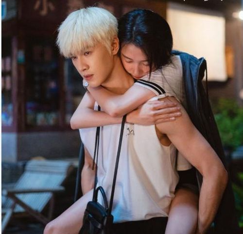 Chói Mắt kể về cô gái thành phố Tĩnh Dã chuyển đến một thị trấn ven biển sau biến cố gia đình và gặp Hình Vũ, chàng trai ngoài lạnh trong ấm. Từ những lần đối đầu, cả hai dần đồng hành, chữa lành những tổn thương và nảy sinh tình cảm. Bộ phim còn gây chú ý nhờ tạo hình tóc vàng nổi bật của Lý Quân Nhuệ. Với câu chuyện nhẹ nhàng cùng hình ảnh đẹp mắt, Chói Mắt trở thành lựa chọn hấp dẫn cho những khán giả yêu thích dòng phim thanh xuân hiện đại.
