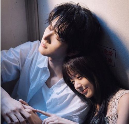 Mùa Hè Nồng Nhiệt kể về chuyện tình nhiều ngọt ngào nhưng cũng đầy day dứt giữa Lục Tây Kiêu và Chu Vãn. Tại trường trung học Dương Minh, một chàng trai nổi loạn, bất cần và một cô gái trầm lặng bất ngờ nảy sinh tình cảm. Tuy nhiên, mối quan hệ nhanh chóng tan vỡ khi Chu Vãn chuyển trường và nói lời chia tay. Nhiều năm sau, cả hai gặp lại trong hoàn cảnh hoàn toàn khác. Những hiểu lầm, tổn thương và tình cảm chưa từng nguôi ngoai khiến cuộc hội ngộ trở nên căng thẳng.