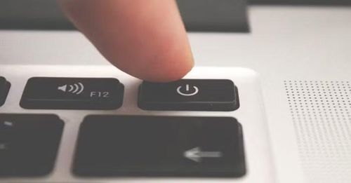 Trước khi tiến hành vệ sinh cổng USB bị bẩn, bước đầu tiên cần thực hiện là tắt hoàn toàn nguồn của thiết bị