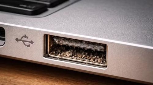 Khi nhận thấy bụi, xơ vải hoặc các mảnh vụn nhỏ bám rõ trong cổng USB thì đó là thời điểm thích hợp để tiến hành làm sạch