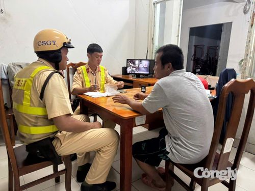Lực lượng chức năng làm việc với tài xế chở heo