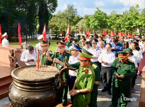 Đoàn công tác đã tổ chức dâng hương, dâng hoa tại Nghĩa trang Hàng Dương.