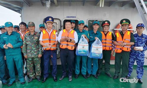 Đoàn thăm tặng quà tàu dân quân đang làm nhiệm vụ trên biển.