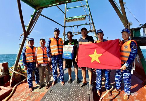 Đoàn đã tặng cờ Tổ quốc, áo phao, nhu yếu phẩm cho ngư dân.