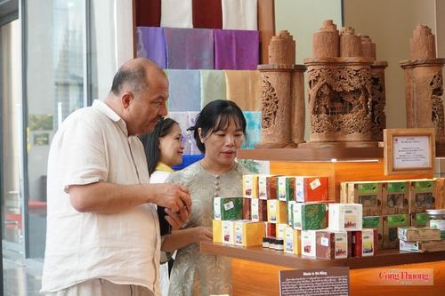 Các điểm trưng bày sản phẩm 'Tinh hoa Đà Nẵng' thu hút sự quan tâm của đông đảo du khách quốc tế ngay từ trước thời điểm khai trương.