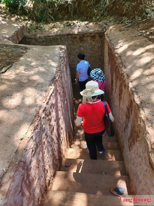 Du khách đi vào lối xuống địa đạo