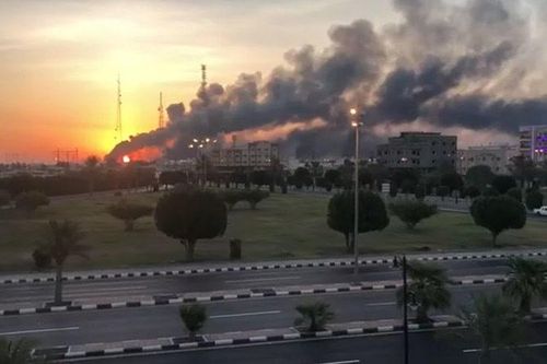 Các vụ tấn công nhằm vào hai cơ sở dầu mỏ trọng yếu của Saudi Arabia, gây ra các đám cháy lớn và làm gián đoạn khoảng một nửa sản lượng khai thác dầu của nước này. Ảnh: AFP.